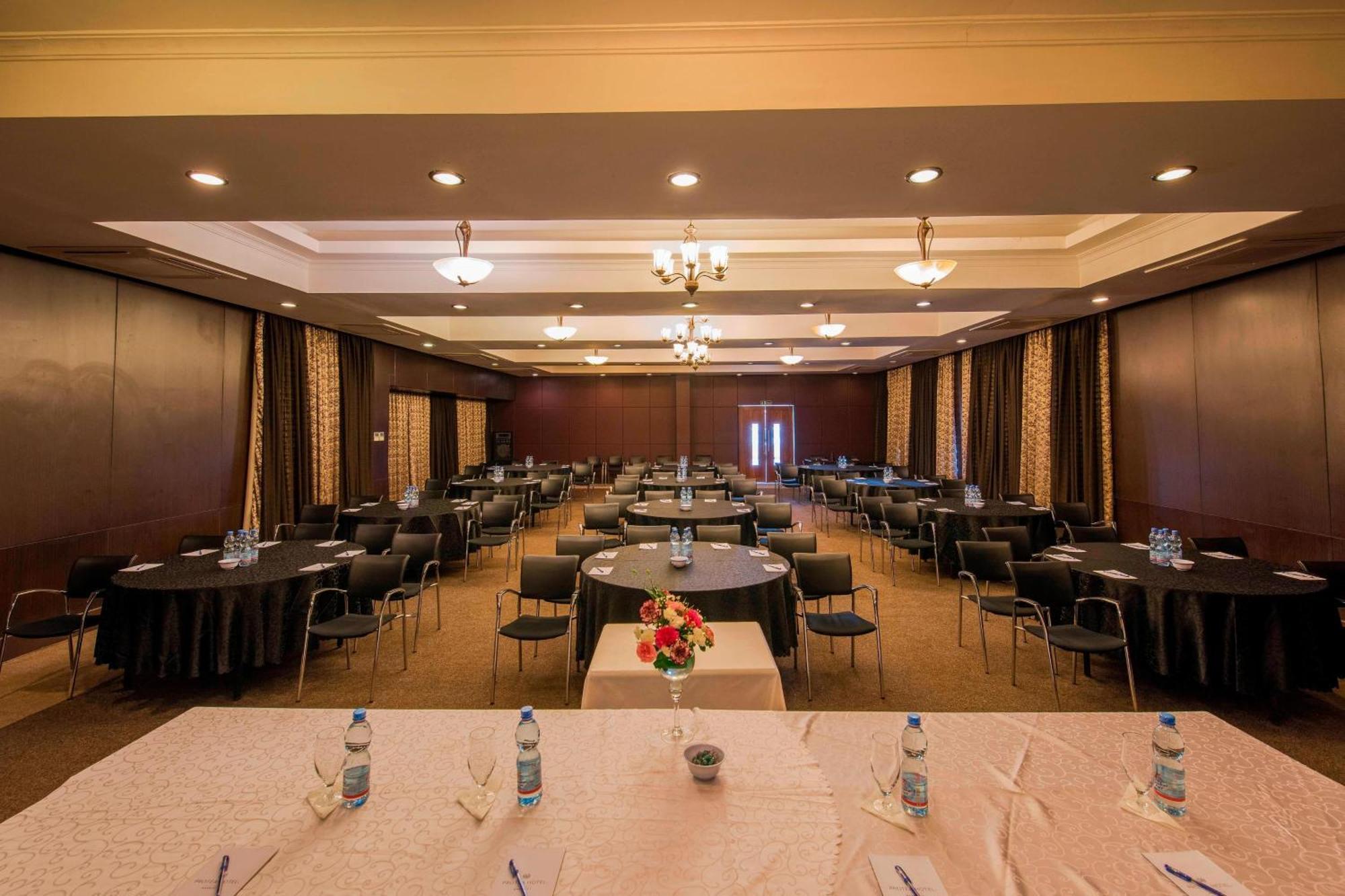 Protea Hotel By Marriott Dar Es Salaam Courtyard Exterior foto