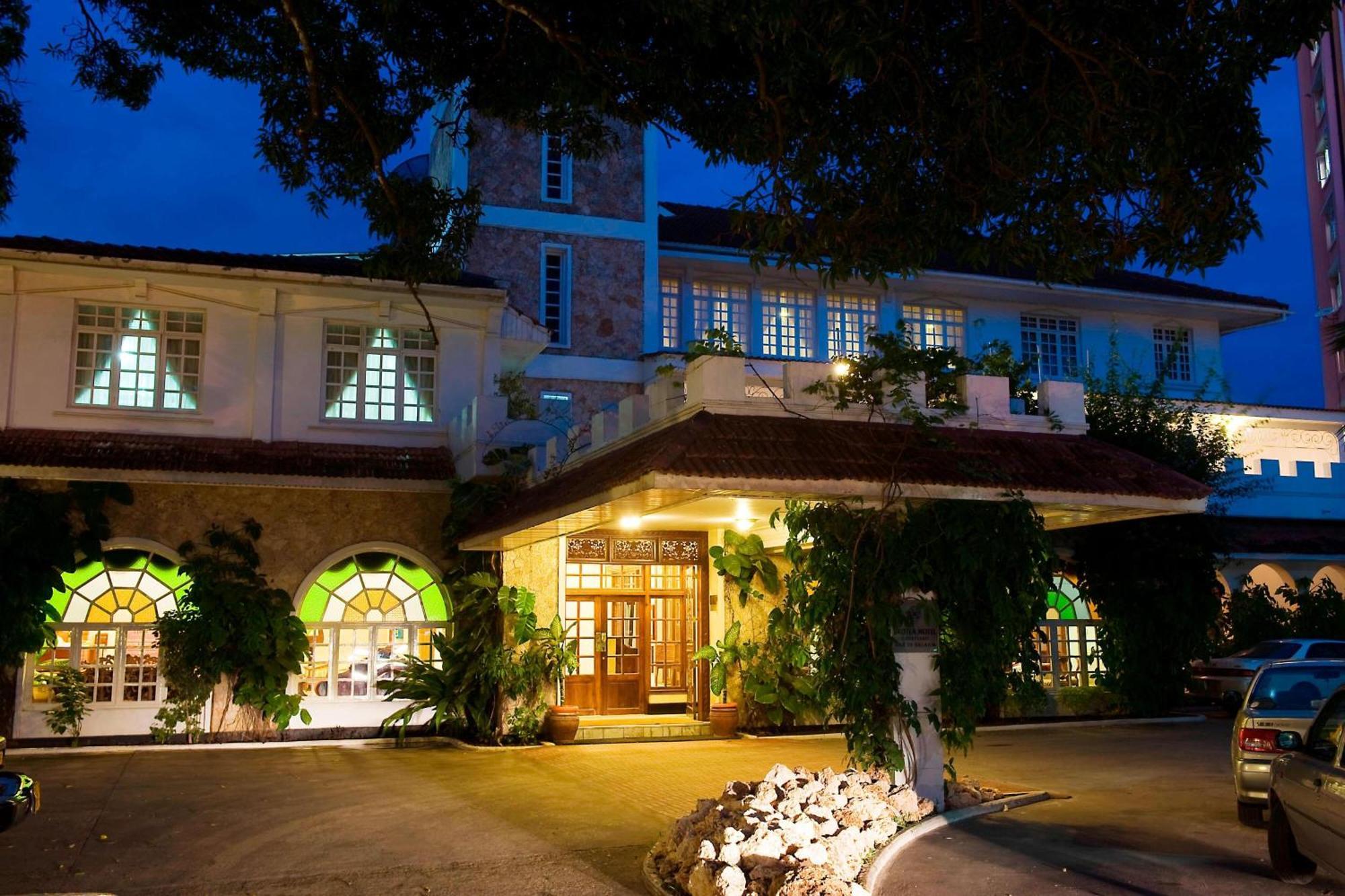 Protea Hotel By Marriott Dar Es Salaam Courtyard Exterior foto