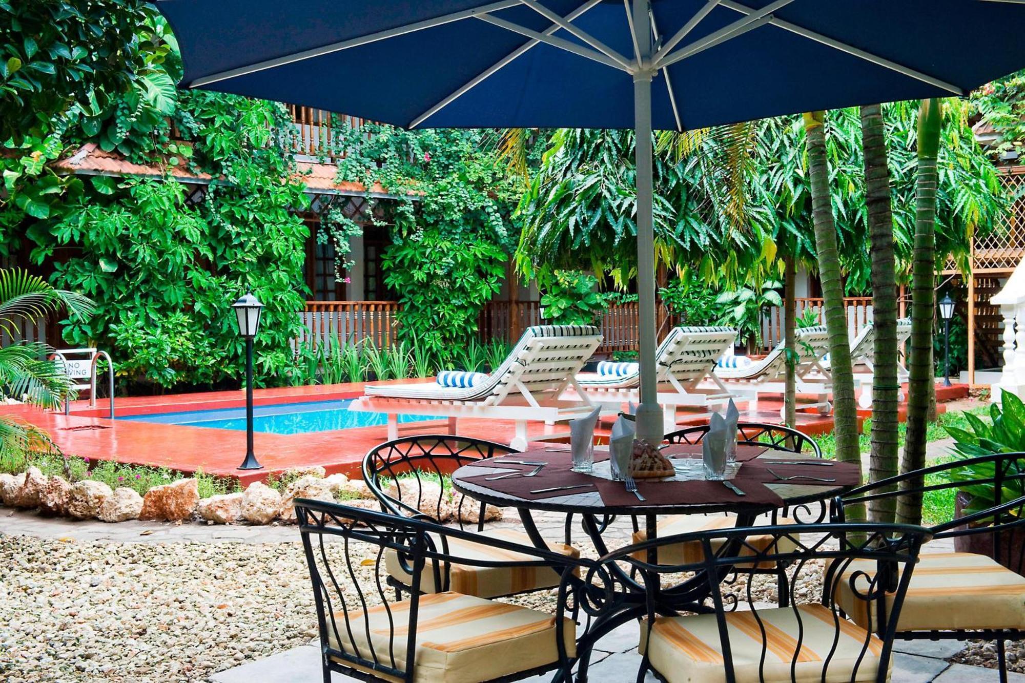 Protea Hotel By Marriott Dar Es Salaam Courtyard Exterior foto