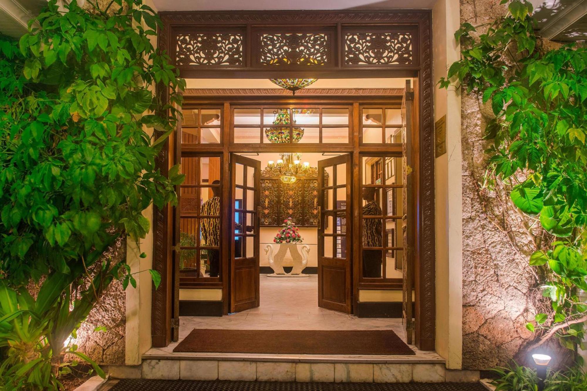 Protea Hotel By Marriott Dar Es Salaam Courtyard Exterior foto