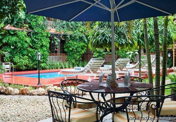 Protea Hotel By Marriott Dar Es Salaam Courtyard Exterior foto