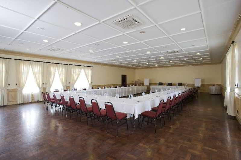 Protea Hotel By Marriott Dar Es Salaam Courtyard Exterior foto